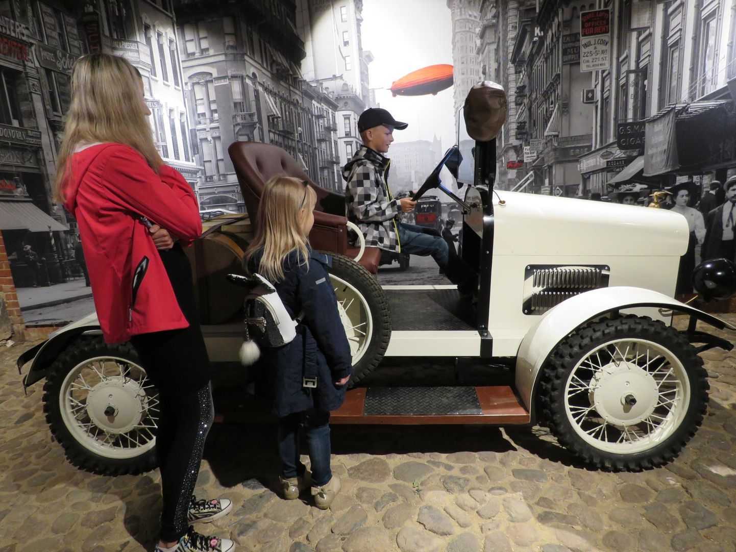 Ringtalli külastuskeskuses on ka virtuaalsele ringsõidule kutsuv krahv Bergi auto, millega saab kujutleda end sõitmas saja aasta eest New Yorgi tänavail.