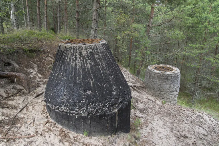 Pärast ettekirjutust nõustus RMK Hiiumaal katma võrega militaarajaloomälestiste ohtlikud avaused. FOTO: