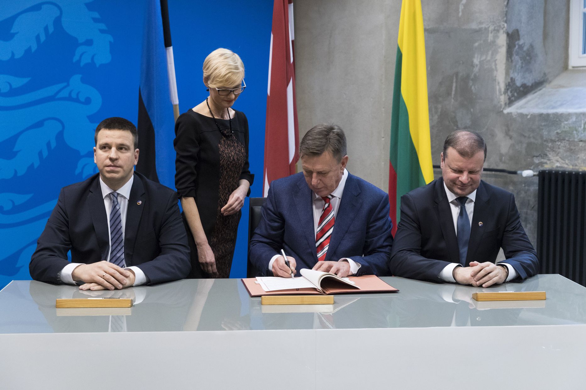 Eesti, Läti ja Leedu peaministrid allkirjastamas Rail Balticu lepingut tänavu jaanuaris.