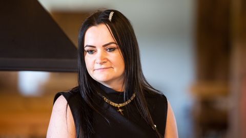HÕISSA, PULMAD! ⟩ Mustamäe linnaosa vanem Marja-Liisa Veiser abiellub: kerge sabin on sees, pea veel üsna laiali