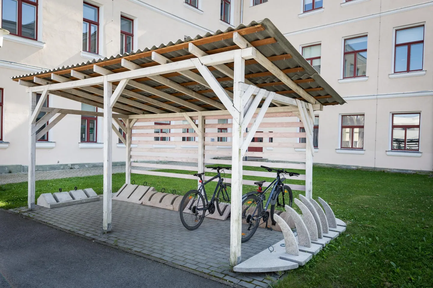 Rakvere ametikooli juures on mõeldud ka rataste kaitsmisele vihma eest.