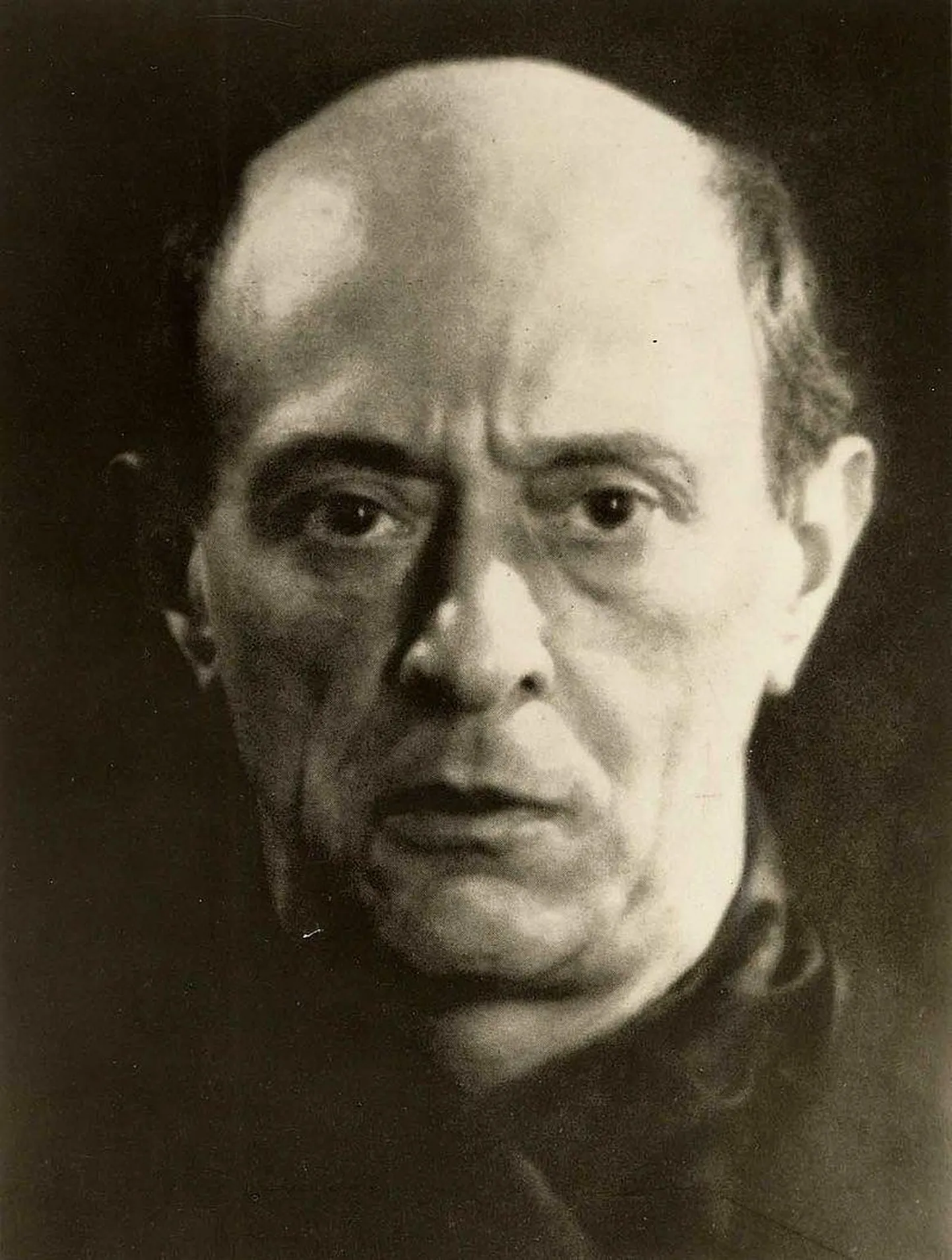 Oskas põlastada. Arnold Schönberg Man Ray portreel.