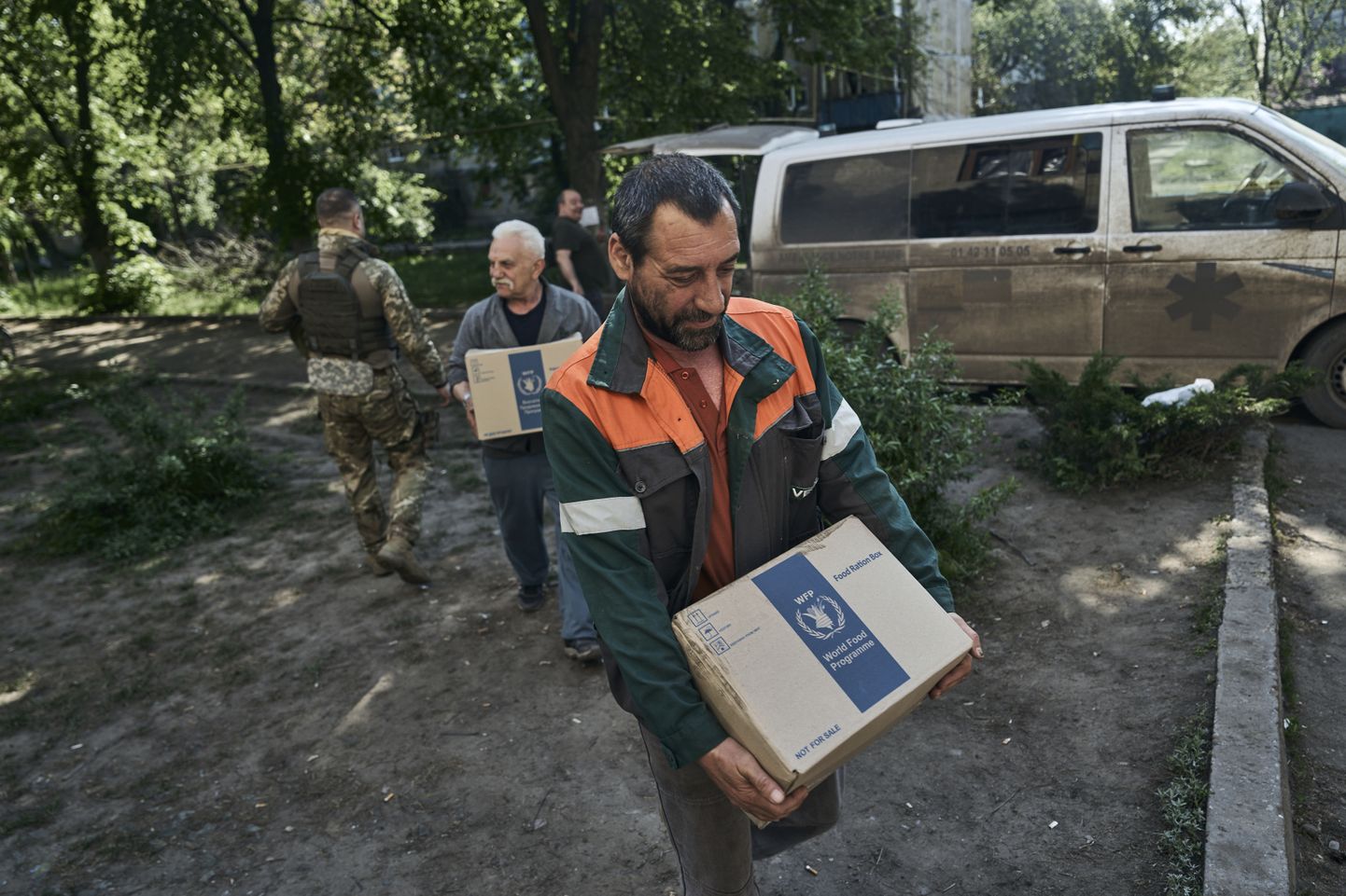 Vabatahtlikud kannavad humanitaarabi Donetski oblastis Tšassiv Jaris 16. mail 2023.