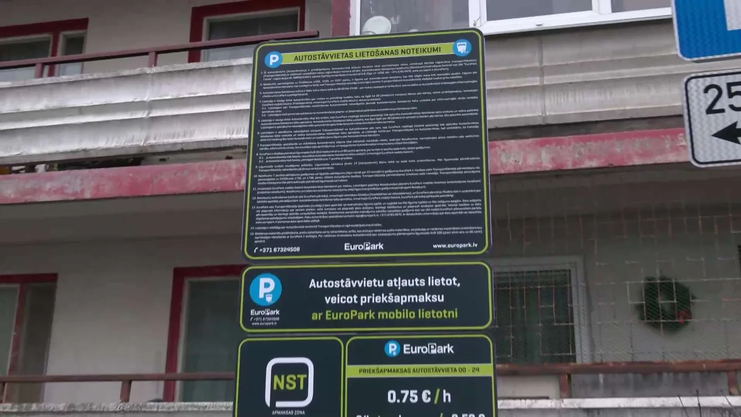 Жители Дарзциемса возмущены: у жилого дома установили платную парковку