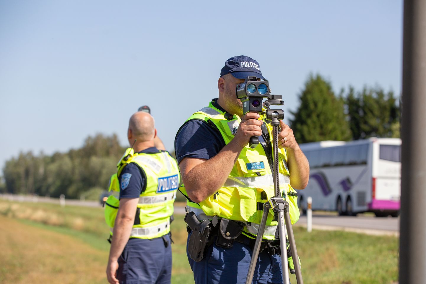 Полиция измеряет скорость на шоссе Таллинн-Тарту.