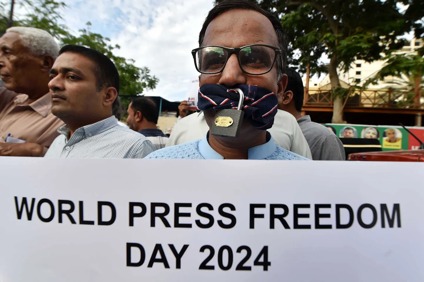 Pakistani ajakirjanikud osalemas ajakirjandusvabaduse päeval meeleavaldusel reedel. Paljudes kohtades üle maailma on ajakirjandus jätkuvalt suukorvistatud.