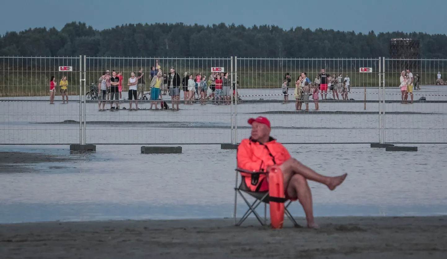 Rannavalvur Pärnus, taustal käib pidu.