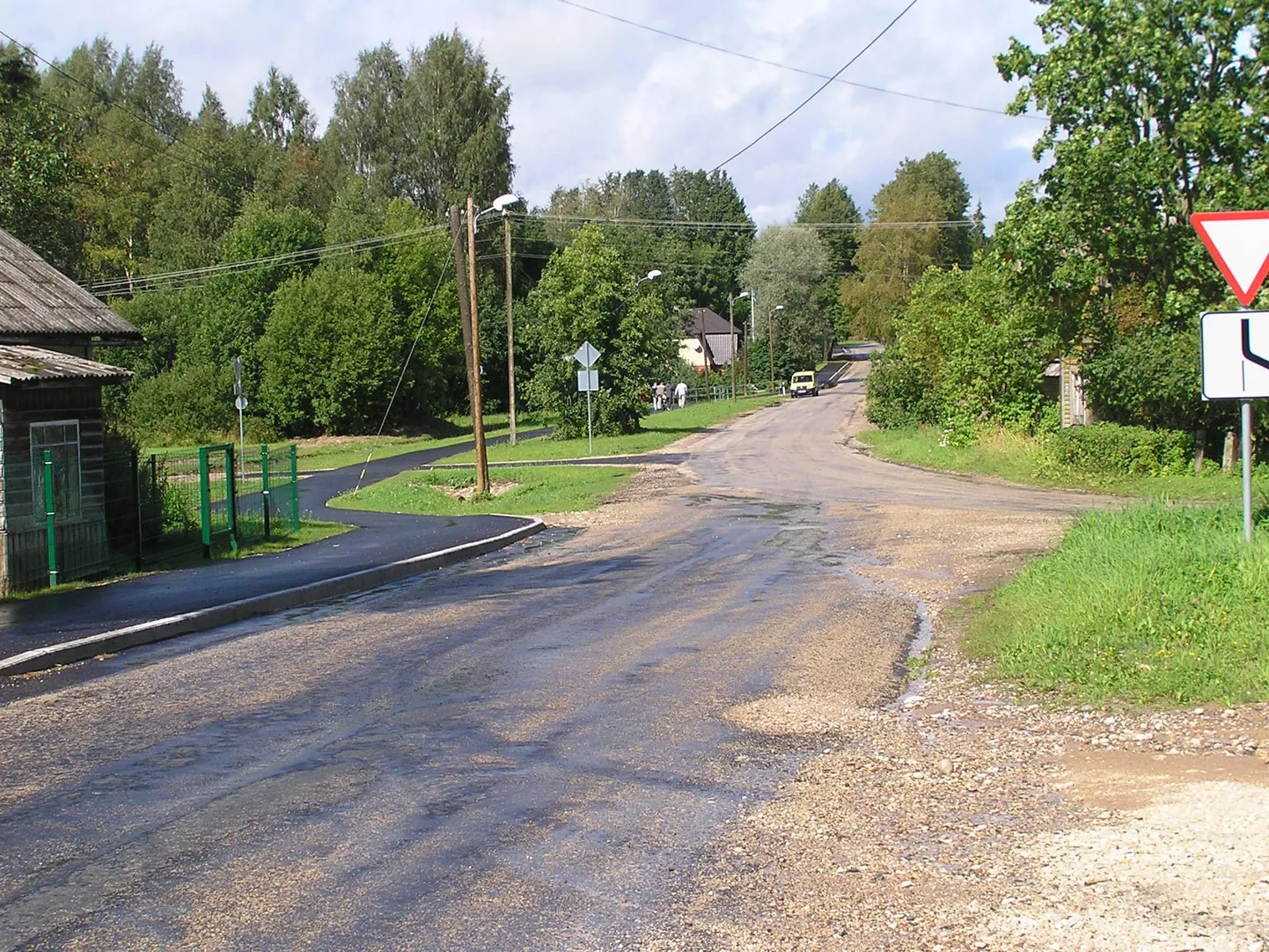 Uus jalgtee Sadala alevikus Jõgevamaal.