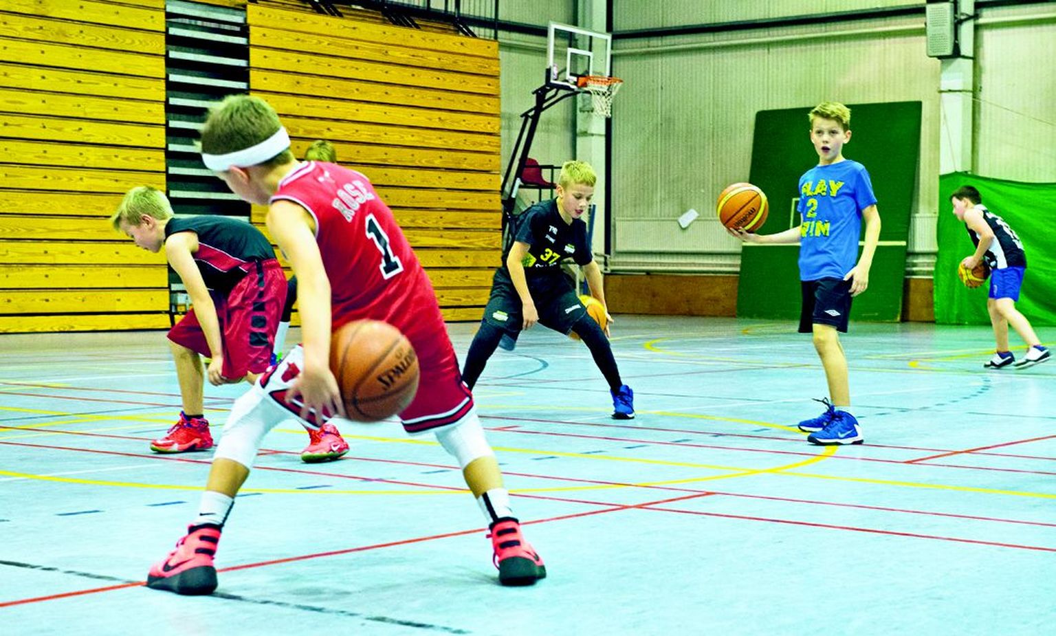 Nõnda vormitakse uusi Tanel Teine ja Tarmo Kikerpille. BC Tartu 11-aastased poisid pallisaalis tehnikat lihvimas.