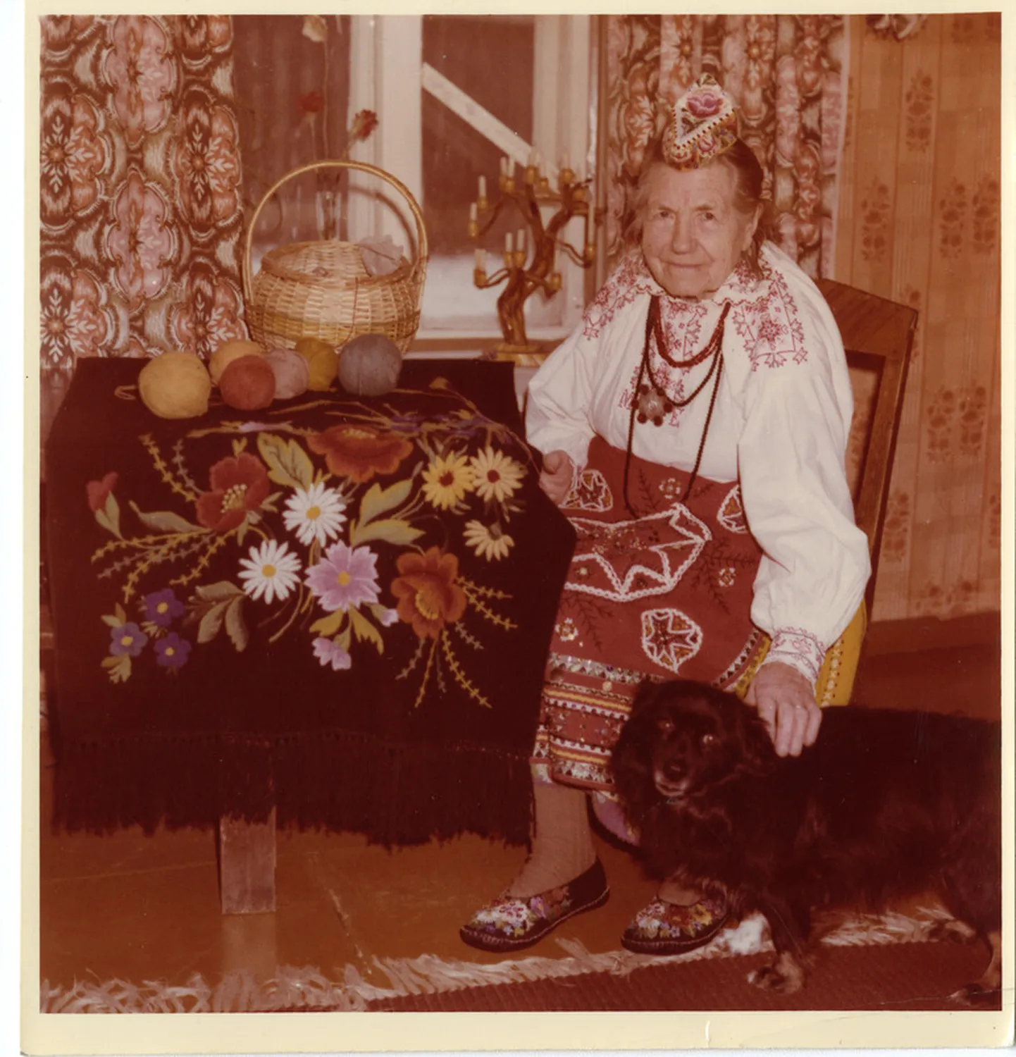 Maria Mereäär koeraga oma kodus Muhus.