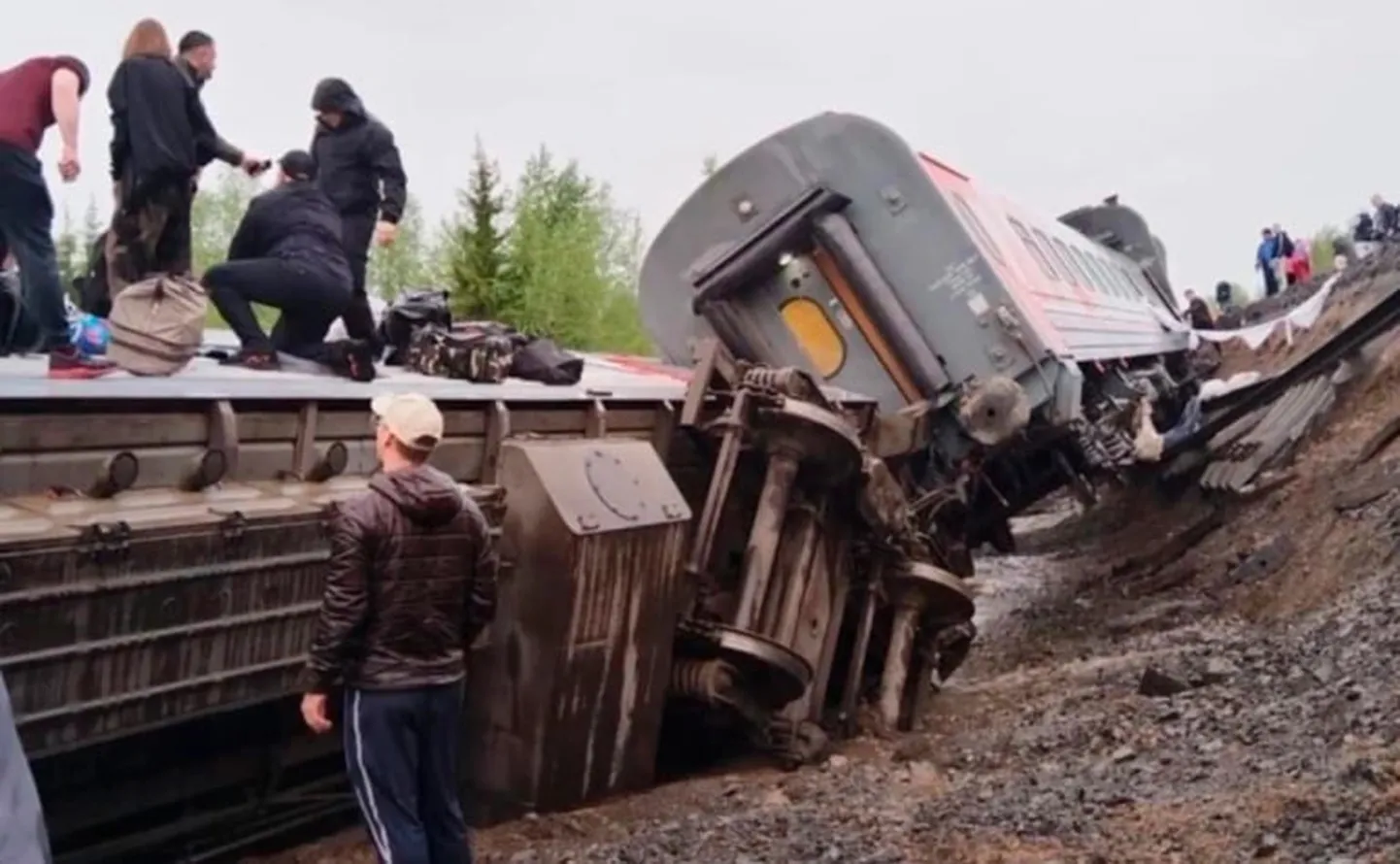 Сошедший с рельсов в республике Коми поезд