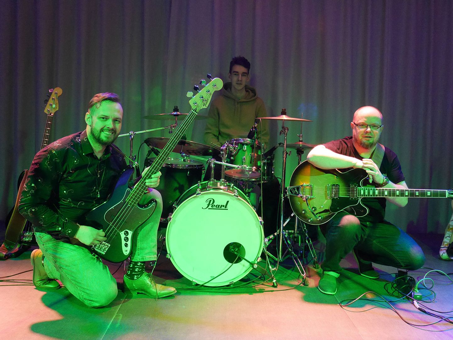 Järvamaa meeste peobänd koosseisus Andres Arendi (vasakult, basskitarr), Georg Paal (trummid) ja Tarmo Kopti (kitarr) võtsid käsile Paradoksi menuloo «Ära möödu must lähedalt».