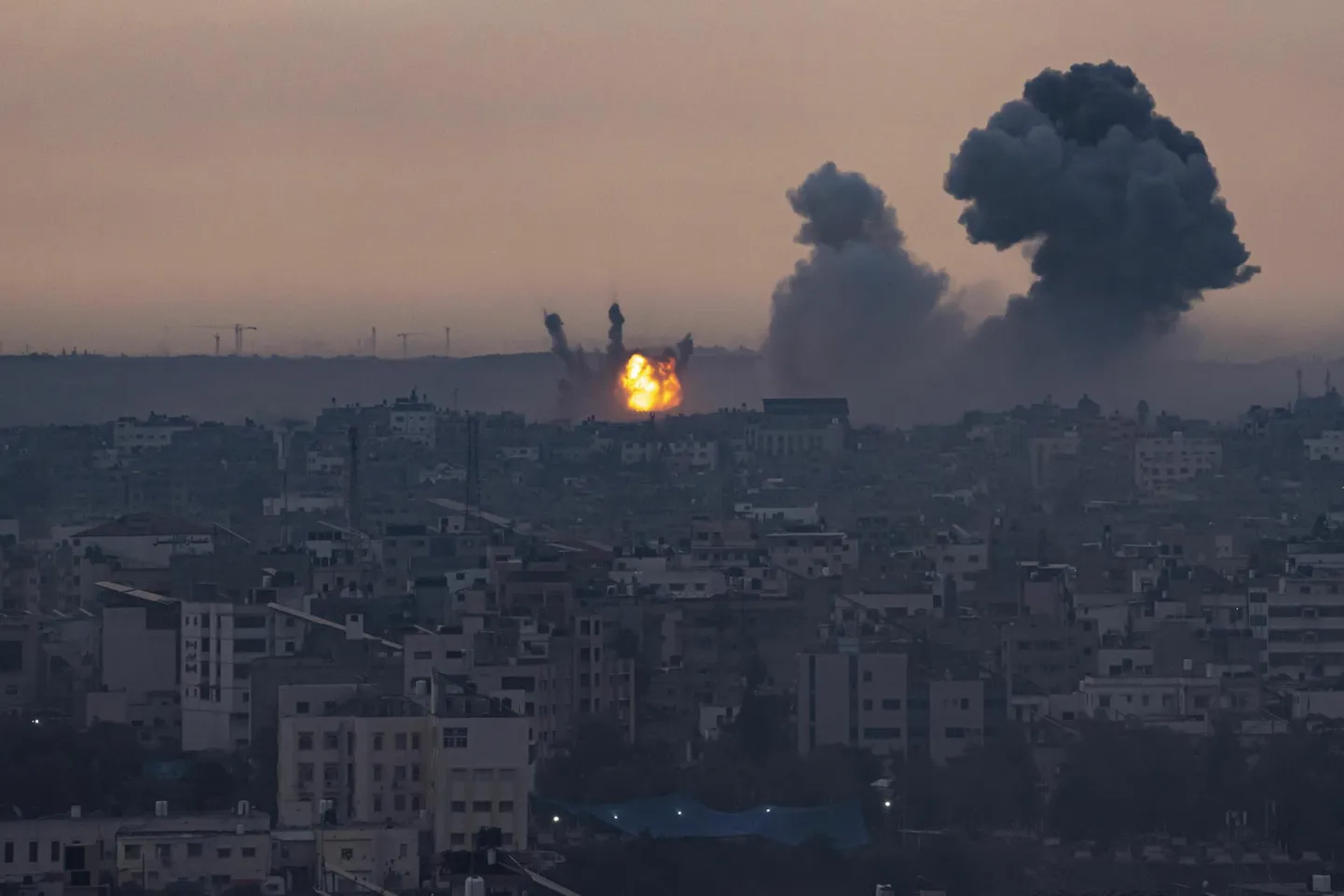 Plahvatused Gaza sektoris Iisraeli õhurünnaku järel.
