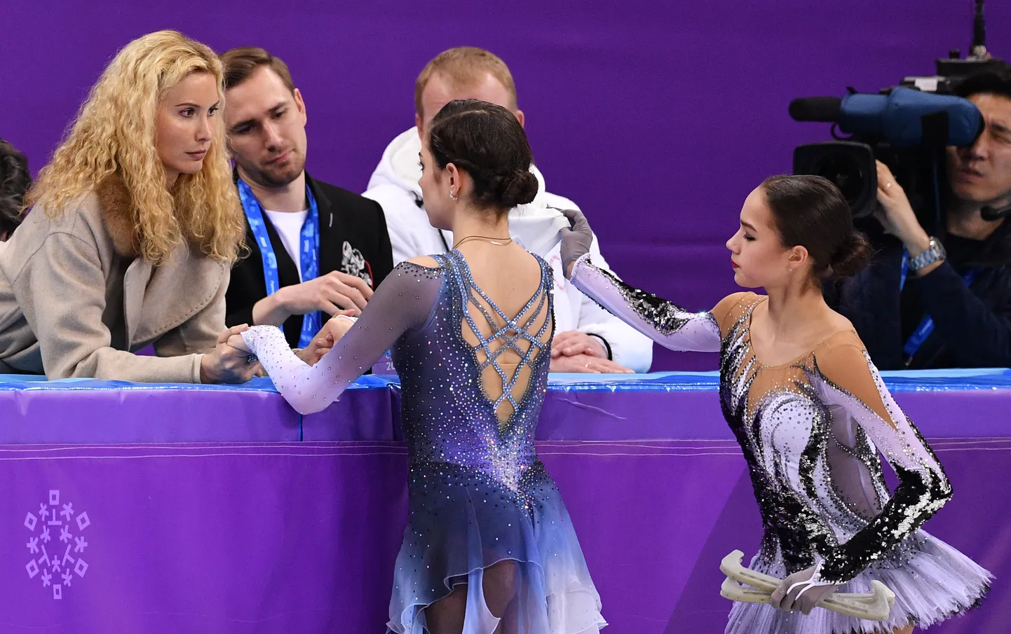 Alina Zagitova (paremalt), Jevgenija Medvedjeva ja nende mõlema treener Eteri Tutberidze.