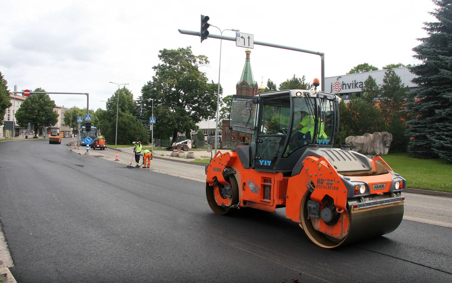 Eelmisel nädalal sai Narva maantee ligikaudu kilomeetri pikkune lõik Jõhvi kesklinnas uue asfaltkatte.