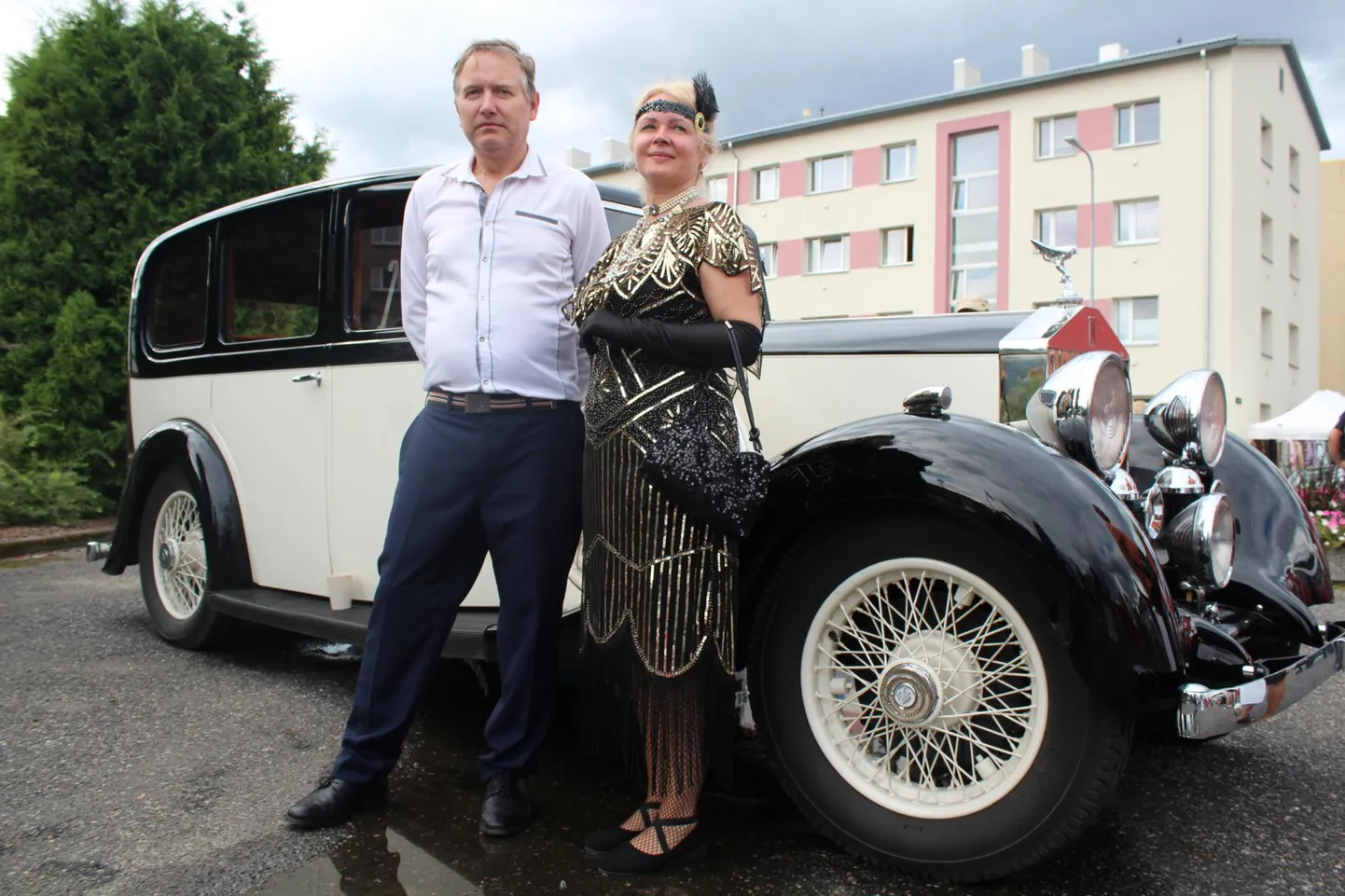 Veiko Jansen ja Kristi Järv Tapa linna päevadel Rolls-Royce 25/30 Hooper Pullman Limousine'i ees.