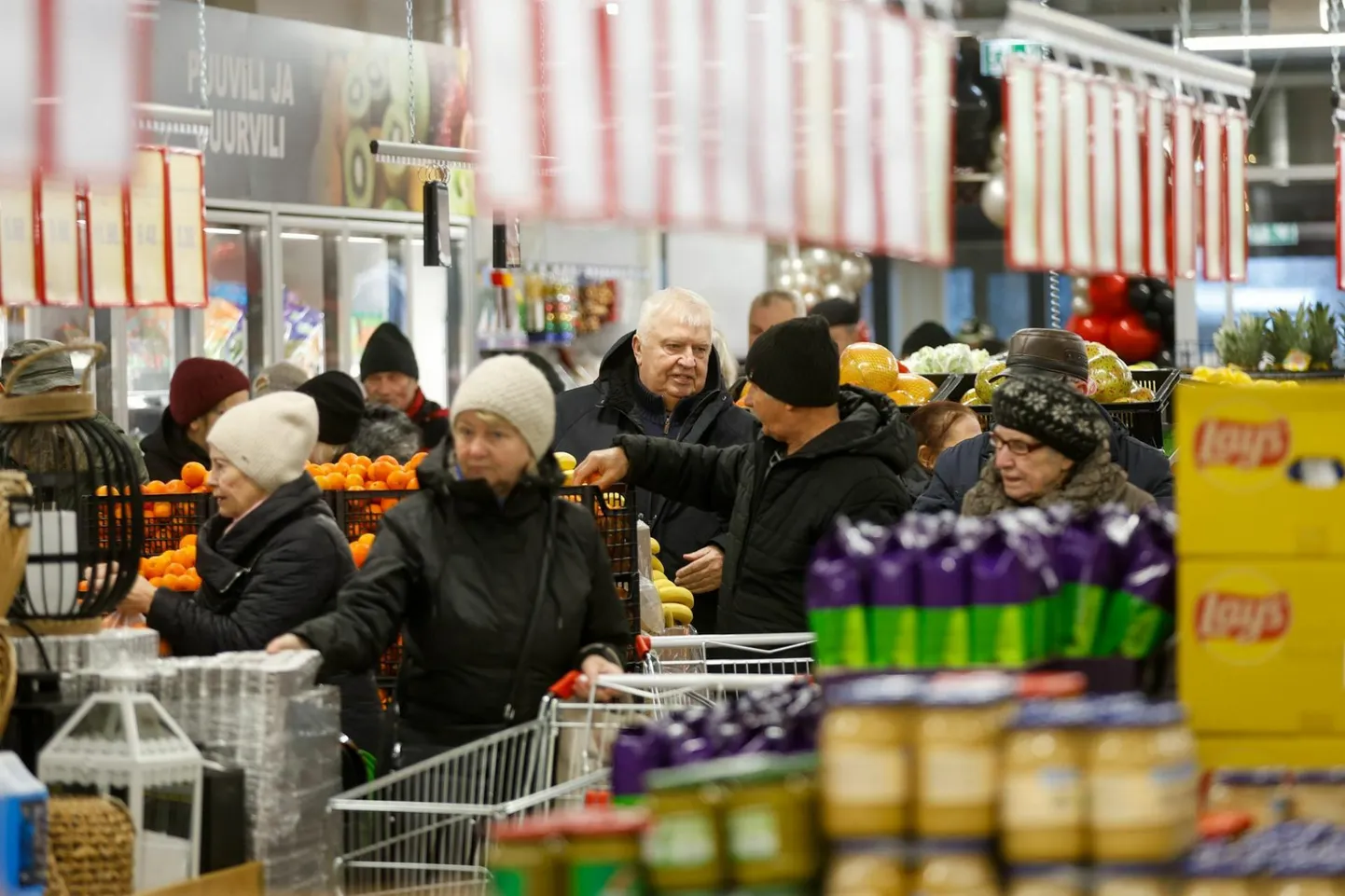 Korvpallitreener Andres Sõber oli Sõmeru uues kaupluses üks esimesi kliente.