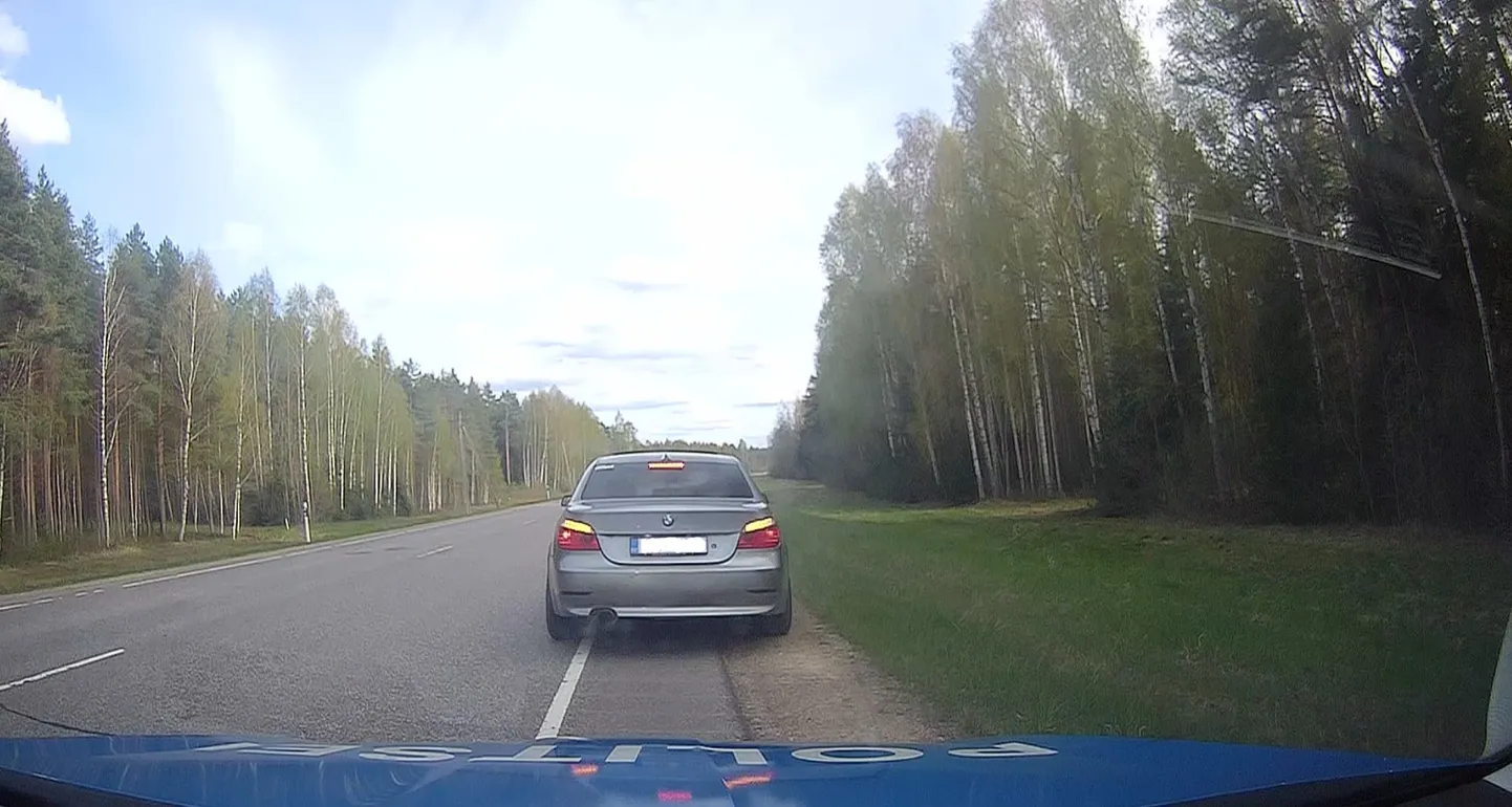 BMW roolis olnud mees väitis politseinikele, et käis autot pesemas ning mõtles asulast välja sõites auto kuivaks kihutada.
