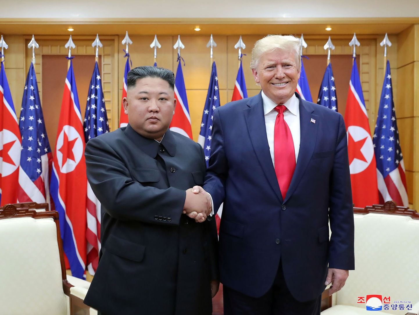 Tramps Korejas demilitarizētajā zonā tiekas ar Kimu 