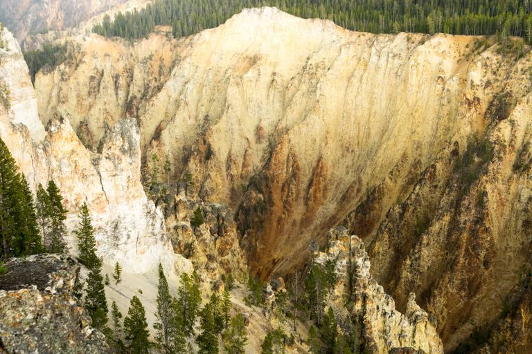 Suurem osa rahvuspargist asub Wyomingi osariigis, ent ulatub ka Idahosse ja Montanasse.