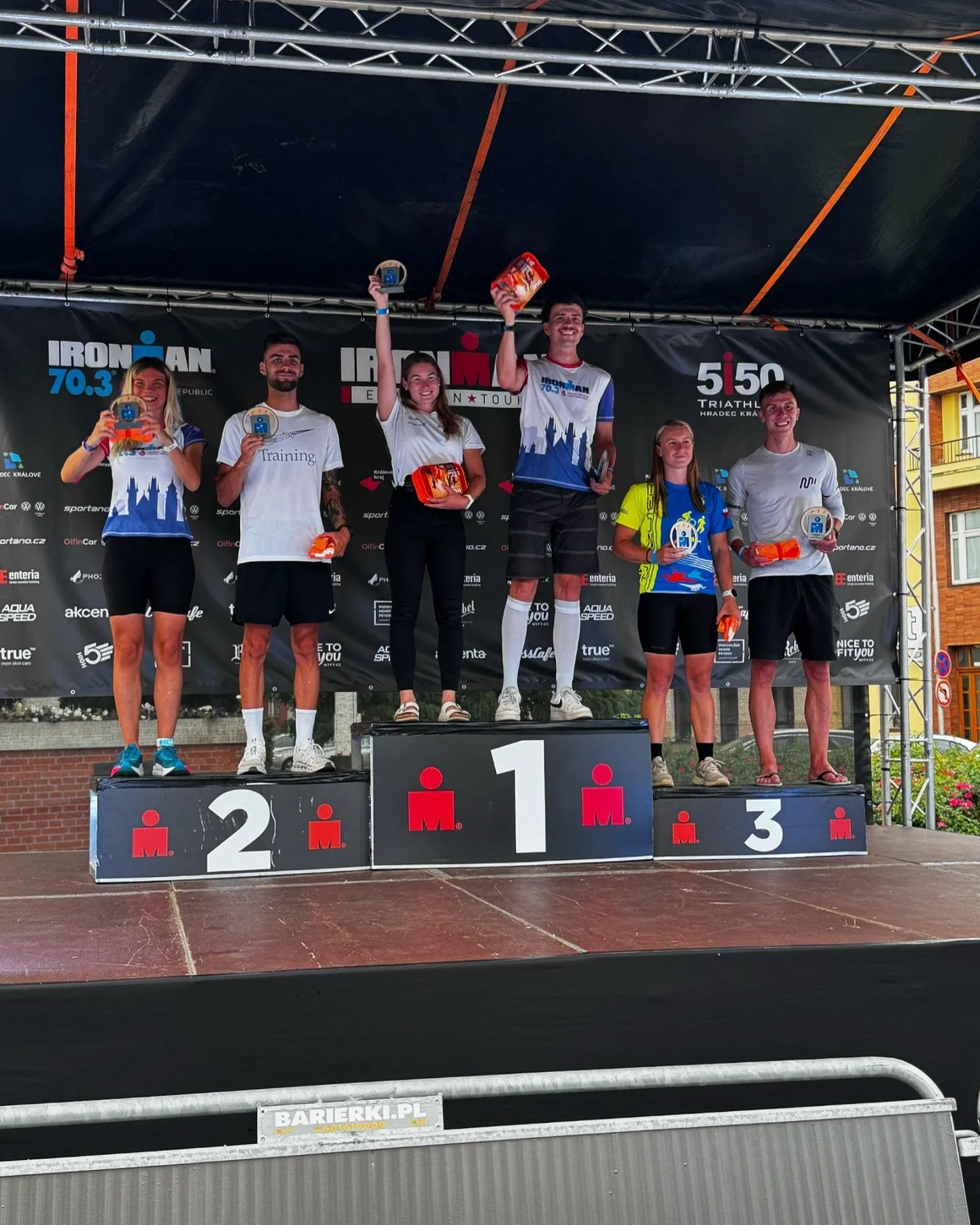 Johhanna Räppo (vasakult kolmas) Tšehhis Ironman 70.3 Hradec Kralove võistlusel pjedestaalil.