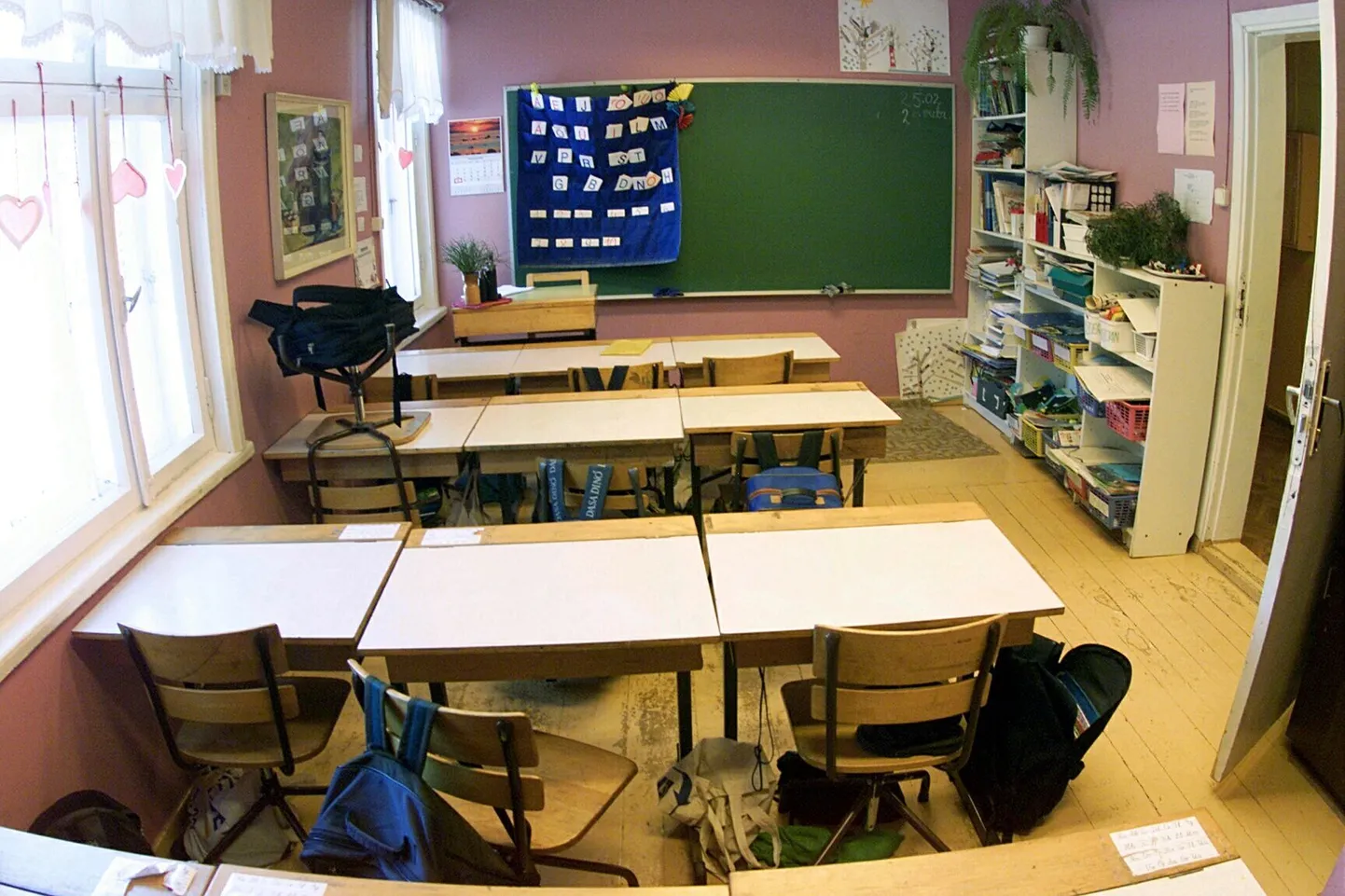 Praegu pole veel teada, kui paljudes koolides ruumipuudus probleemiks saab, samas on koolidel üleminekuks aega veel aastaid.