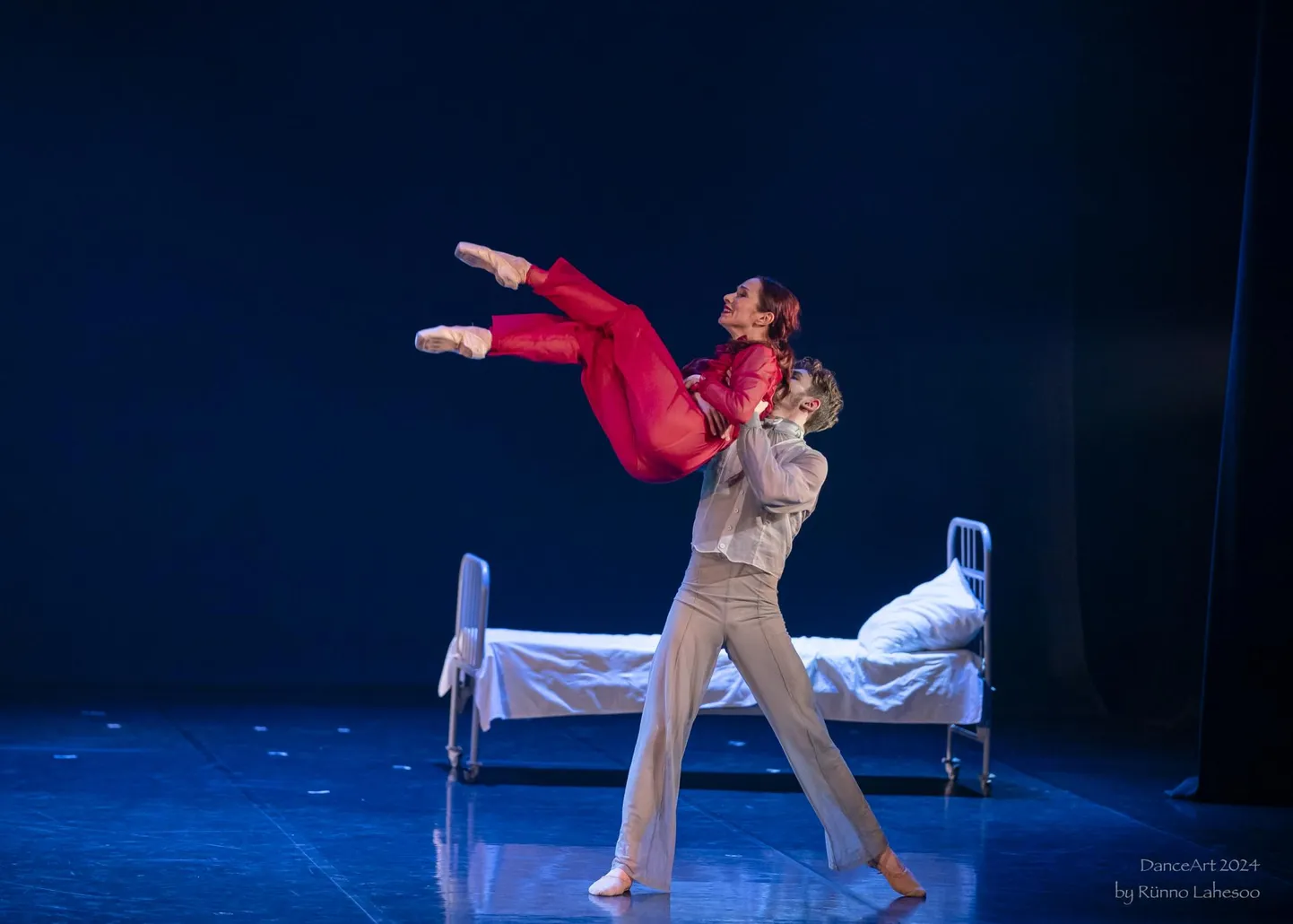 Pööre romantismi poole: Raminta Rudžionytė-Jordan (George Sand) ja Benjamin Newman (Chopin) balletilavastuses «Vihm detsembris».