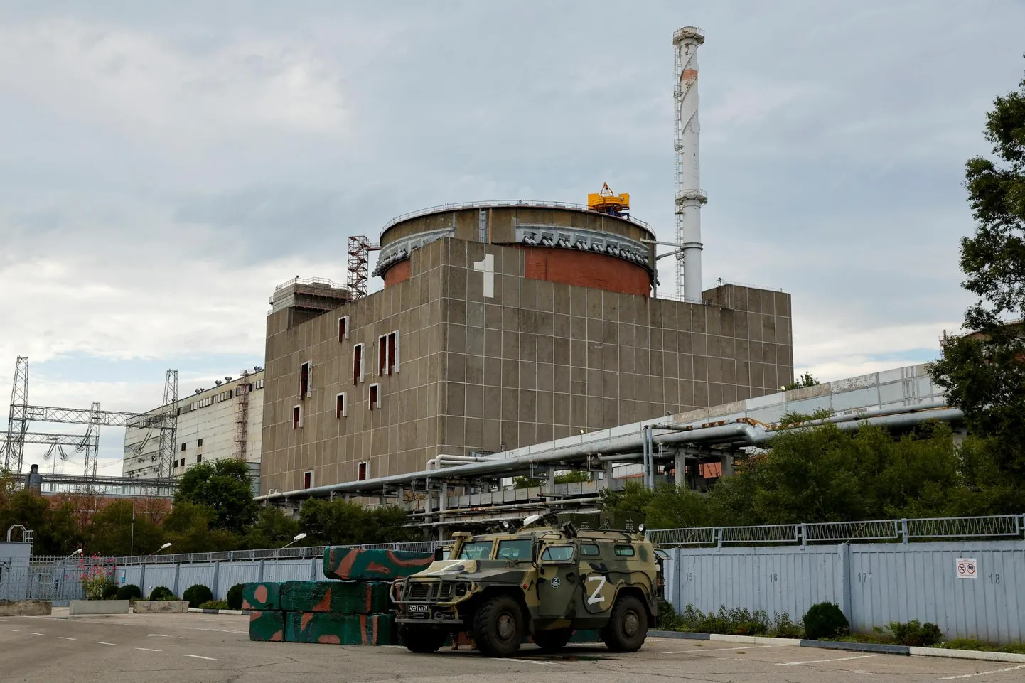 Vene soomuk Zaporižžja tuumajaama territooriumil 1. septembril, mil tuumajaama külastas IAEA meeskond.