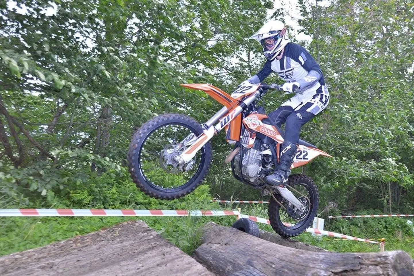 Paikuse motoklubi võidusõitja Hendrik Talviku pani Kolmapäevakrossil oma paremuse veenva ülekaaluga maksma.