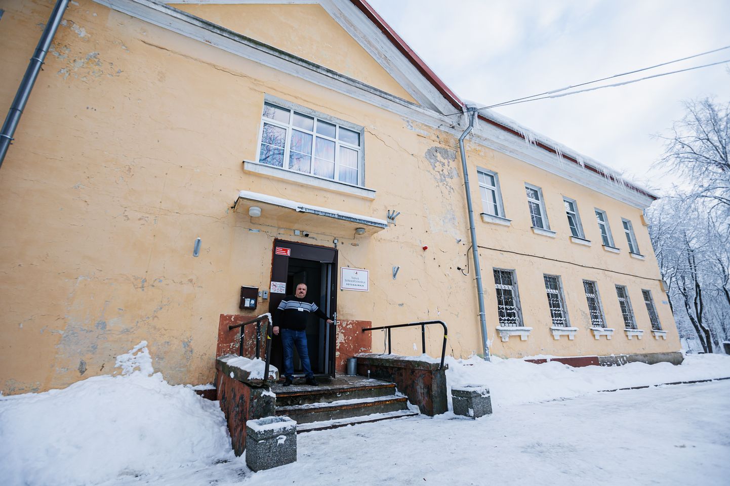Narvas Karja tänavas asuv asutus on tuntud kodutute öömajana, kuid töötab juba ammugi ööpäev läbi ning kodutuid tänavainimesi siin peaaegu pole.