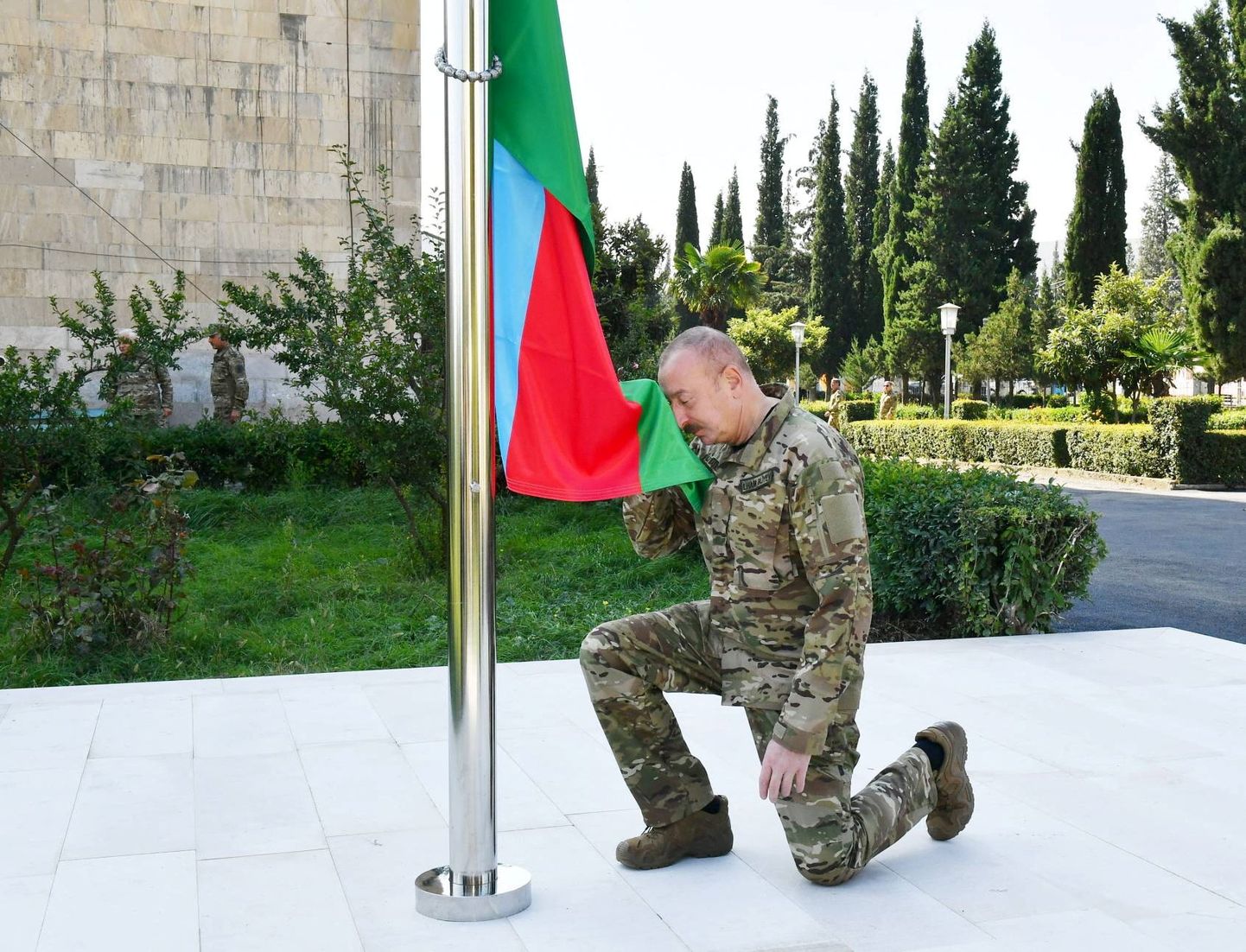 Aserbaidžaani president Ilham Alijev Mägi-Karabahhis Aserbaidžaani lippu heiskamas.