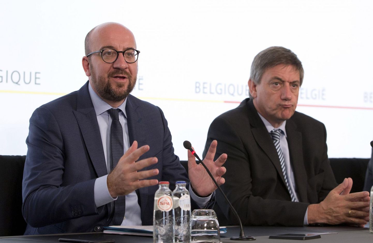 Belgia peaminister Charles Michel (vasakul) ja eile siseministri ametist tagasi astunud flaami rahvuslane Jan Jambon. 