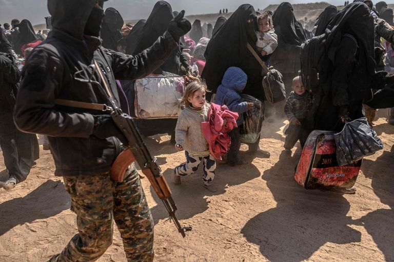 Naised ja lapsed põgenikelaagrisse saabumas.