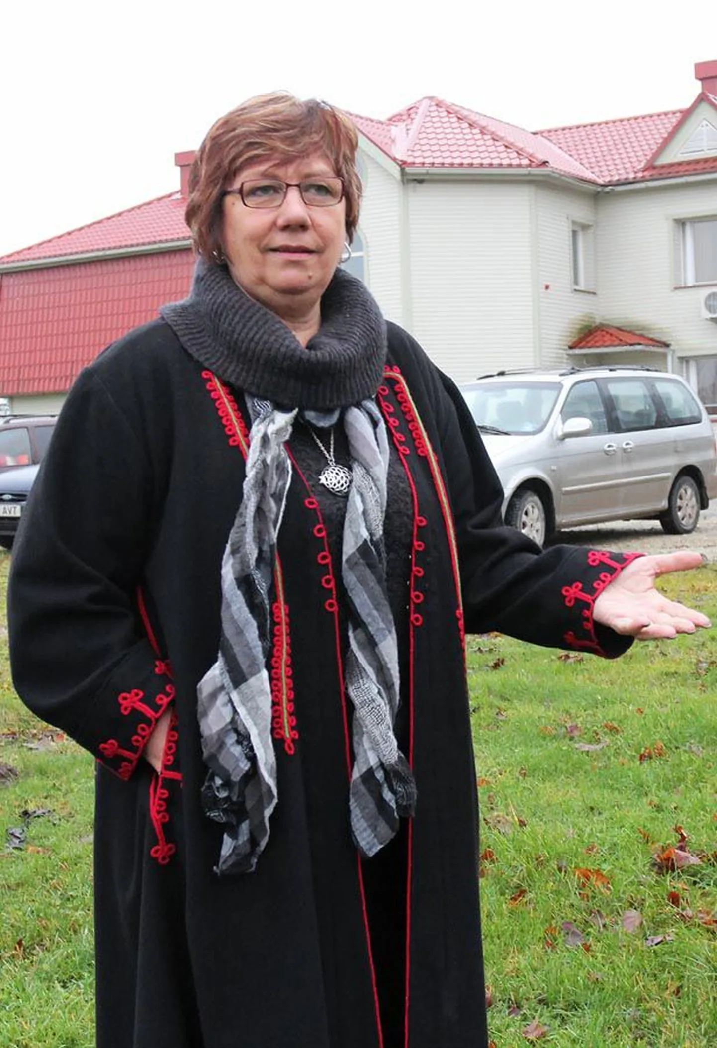 Juriidilises mõttes täidab Ene Saar praegu Paistu vallamajas (tagaplaanil) korraga nii endise pisivalla kui uue liitomavalitsuse juhi ülesandeid. Palka saab ta siiski vaid vana ameti jagu.
