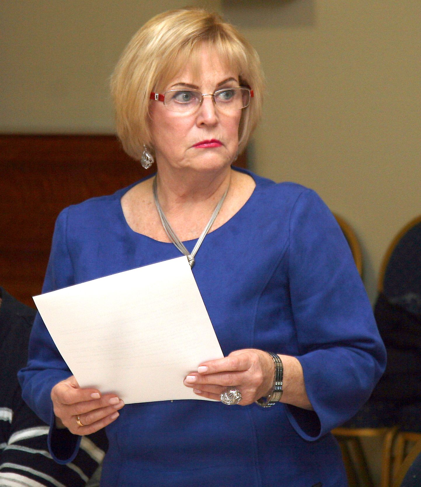 Тамара Пылевина в прошлый четверг согласилась баллотироваться в волостном собрании в председатели ревизионной комиссии, но когда ее выбрали заместителем председателя, сочла, что это место ей не подходит.