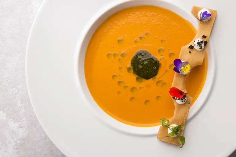 Кремовая текстура, насыщенный вкус, острота, которые заставляют рецепторы раскрыться и приготовиться к новым ощущениям. А красиво как! Фото: Ярослав Фролов.