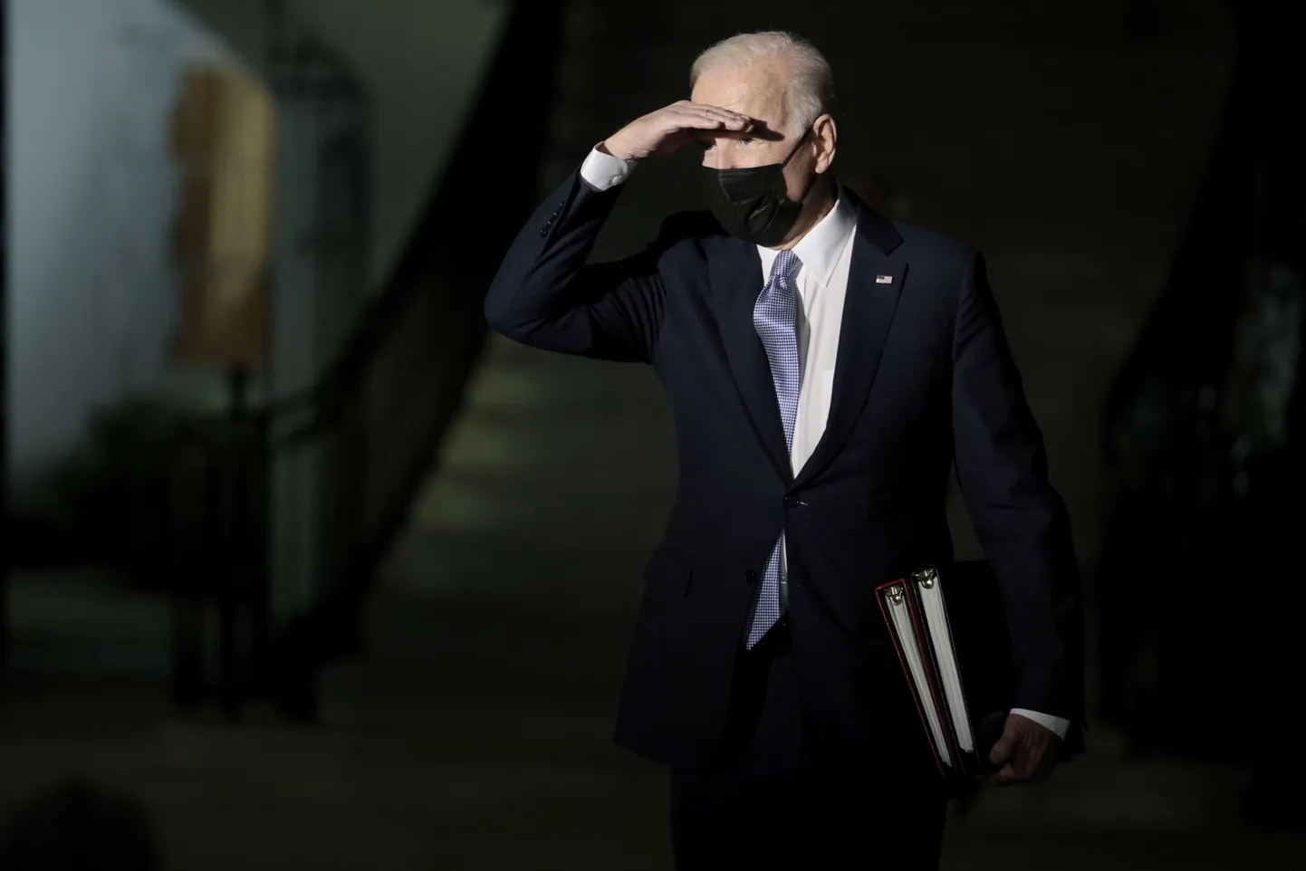 USA president Joe Biden siirdumas 3. detsembril 2021 Valges Majas helikopteri poole.