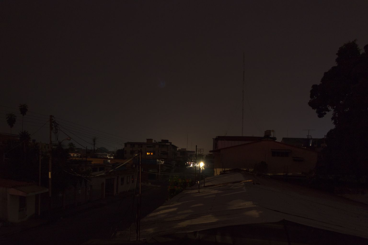 Город без освещения. Снимок иллюстративный.