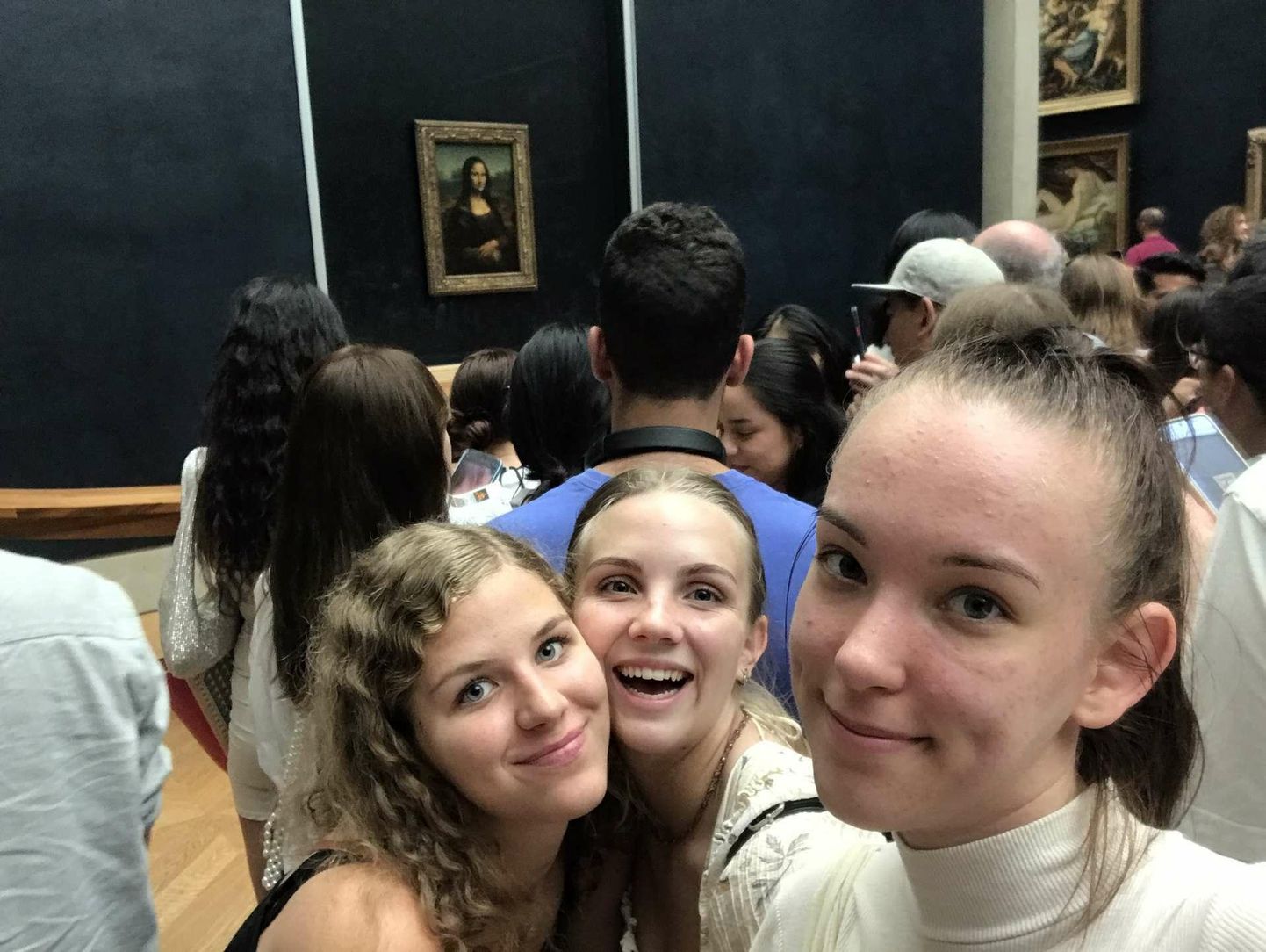 Irmeli Tõniste (vasakult), Riin Padul ja Anett Luigemaa said võimaluse oma silmaga näha Leonardo da Vinci «Mona Lisat».