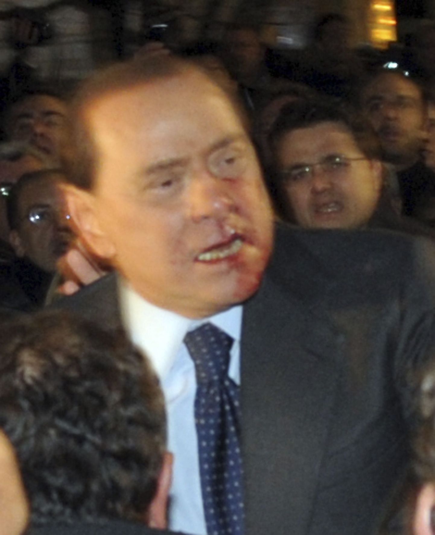 Itaalia peaministril Silvio Berlusconil löödi nägu veriseks.
