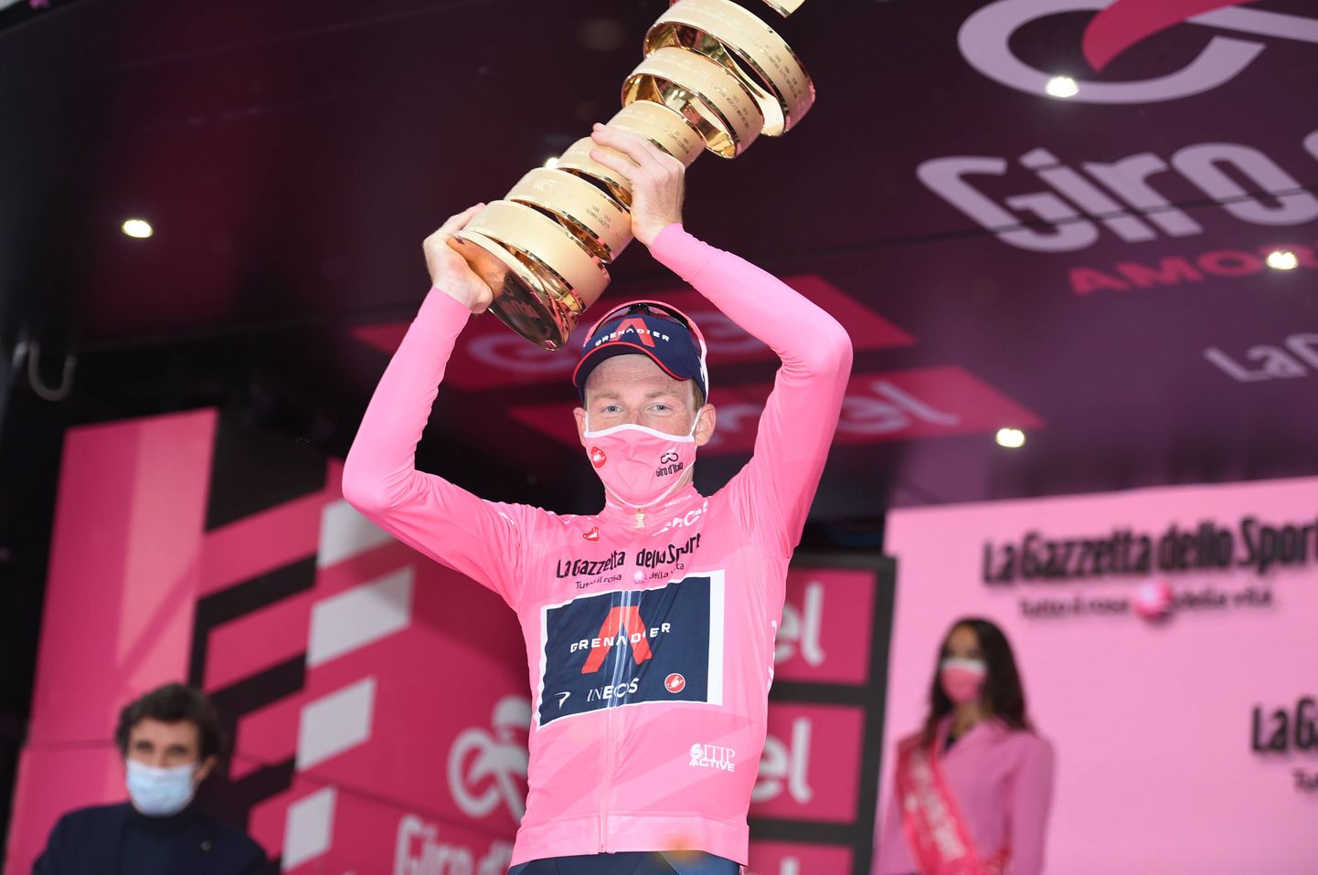 Британец Тео Гейган Харт из команды INEOS Grenadiers стал победителем общего зачета престижной веломногодневки "Джиро д'Италия".