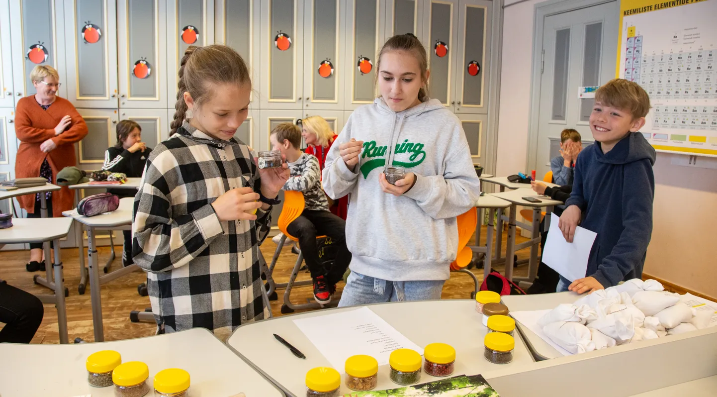 Neljanda klassi õpilane Otto Grinfeld (paremal) pole klassi ees vastamas, vaid endast vanematele andmas. Parasjagu on käsil maitseainete äraarvamine.