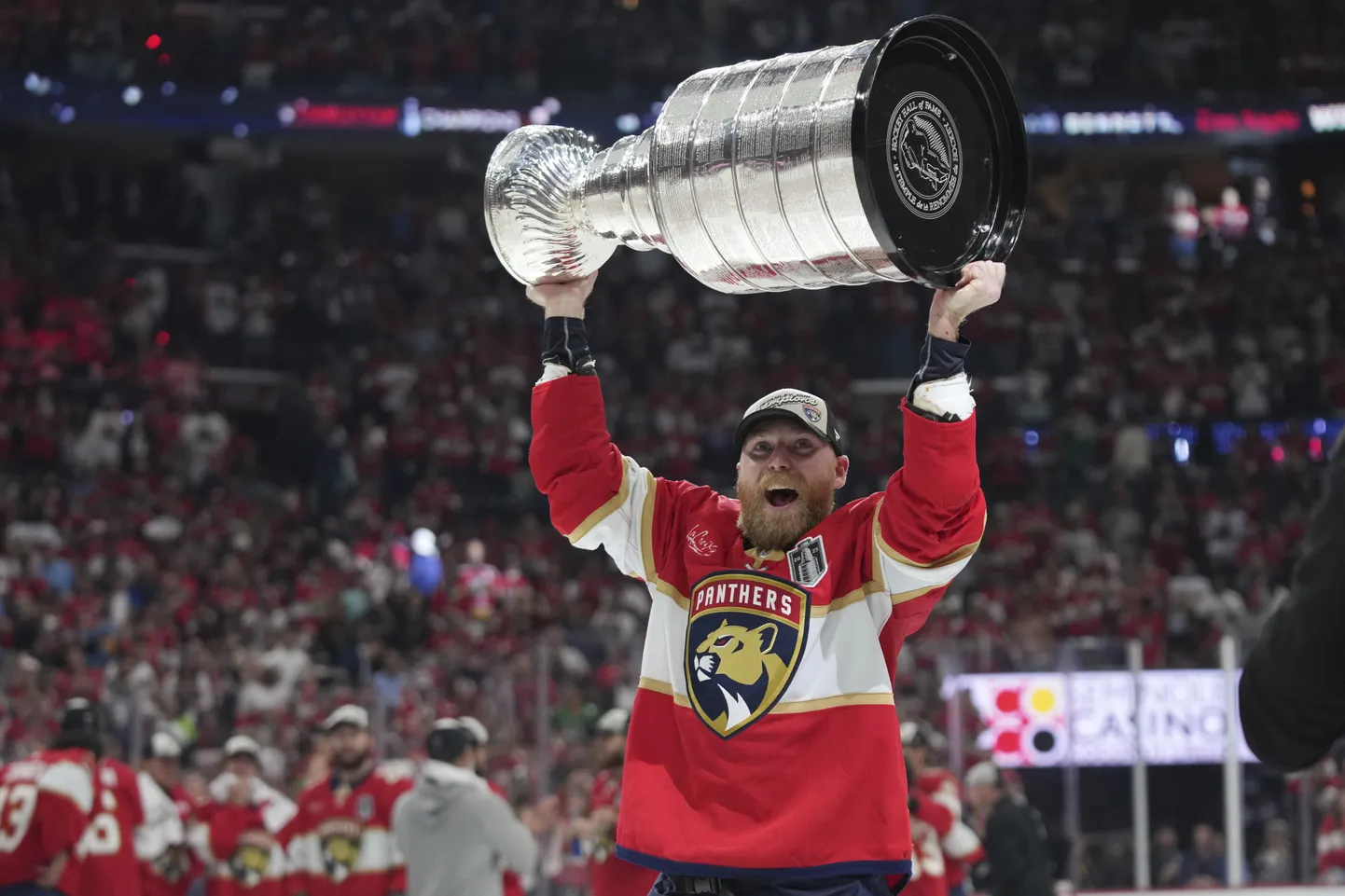 Floridas "Panthers" hokejists Sems Benets ar Stenlija kausu