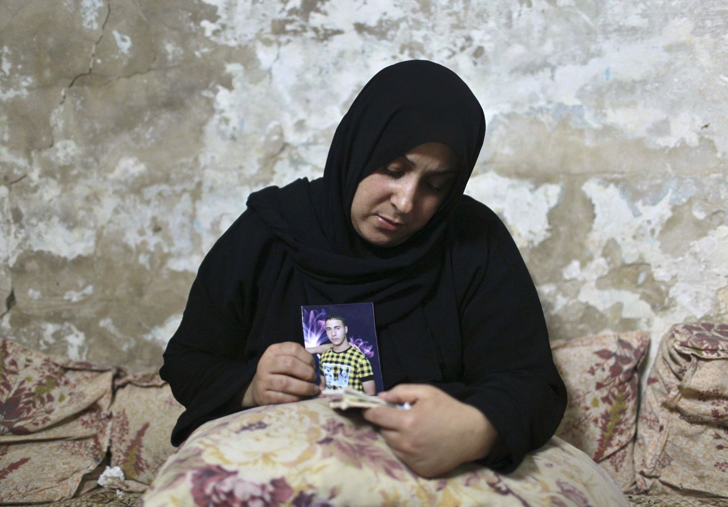 Ehab Abu al-Nada ema hoiab käes fotot oma pojast.