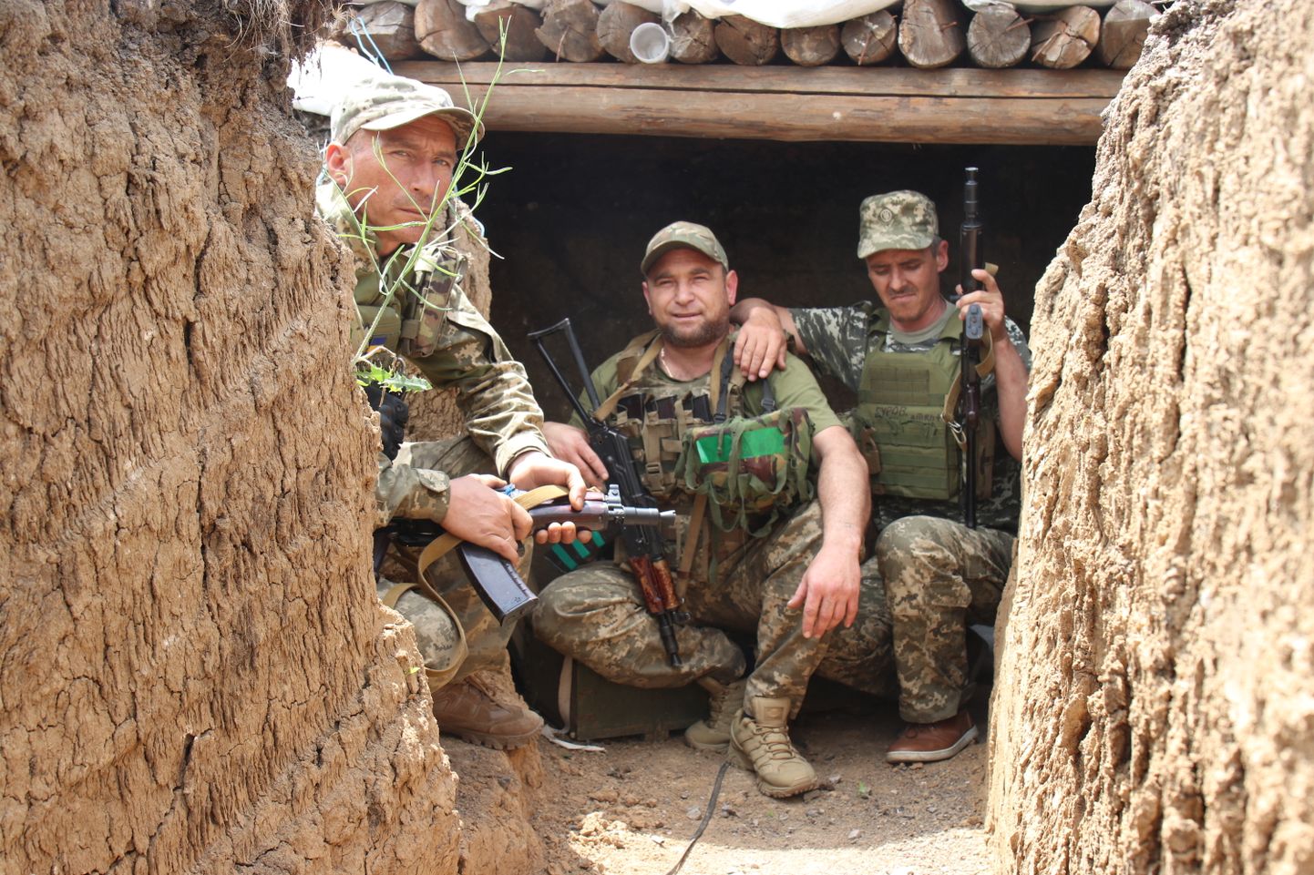 Ukraina sõdurid poseerivad Postimehele oma kaevikutes Donetski linna lähedal.