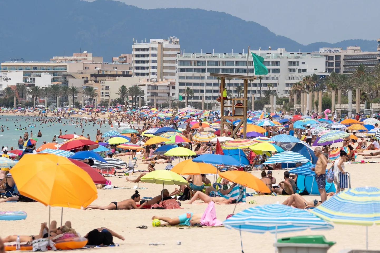 Peamiselt Saksa turistidega täidetud rand Mallorcal.