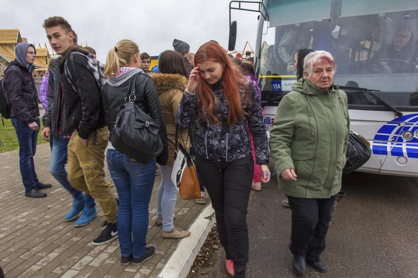 Vana-Võidu bussipeatusesse jõudis eile kell 15.45 kaks bussi, et inimesi Viljandisse sõidutada. Et üks buss sõitis Viljandi bussijaama ning teine edasi Männimäele, pidid inimesed vahepeal bussi vahetama.