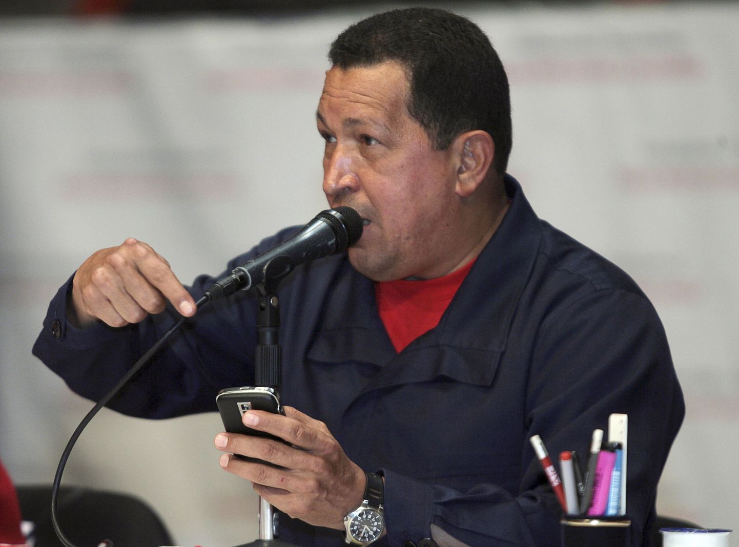 Venetsueela president Hugo Chavez teatab oma minekust Twitterisse, käes hoiab ta Blackberry telefoni