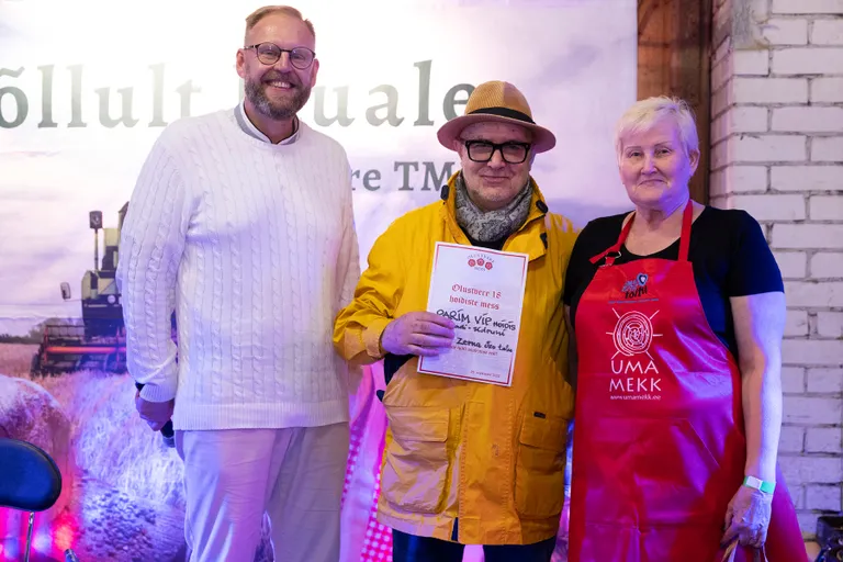 Olustvere hoidistemessil pälvis "VIP hoidis 2023" tiitli porgandi-sidrunimoos, mille tõi võistlusele Zerna Öko talu. Fotol päeva juhtinud Urmas Vaino (vasakult), žürii esimees Dimitri Demjanov ja moosi autor Tiia Kokmann-Konsap.