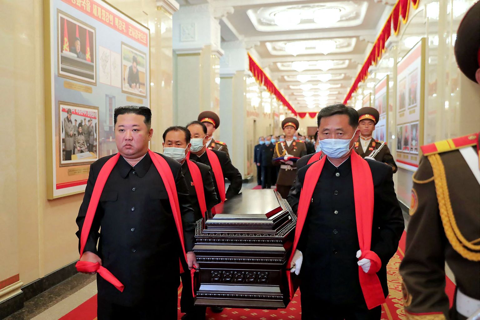 Põhja-Korea riikliku uudisteagentuuri KCNA avaldatud foto, millel riigijuht Kim Jong-Un (vasakul) kannab marssal Hyon Chol-hae kirstu. Matus toimus 22. mail 2022